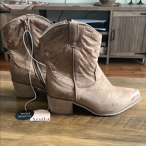 ARULA Tan Ankle Boots with Suede Elegance